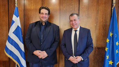 Στον Υπουργό Εσωτερικών, Θοδωρή Λιβάνιο, παρέδωσε το e-Kouros, ο Γιάννης Βρούτσης