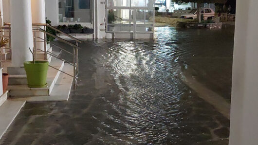 Πάρος: «Βενετία»… έγιναν παραλιακός δρόμος και πλατεία που «πνίγηκαν» στο νερό (video)