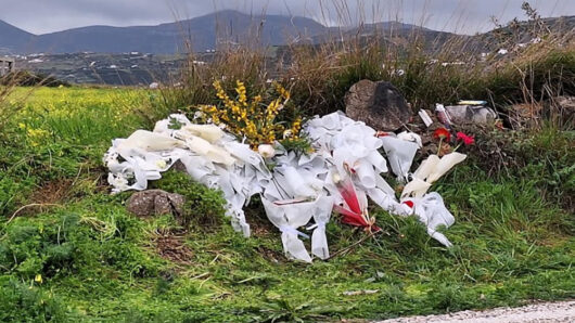 Πάρος: Ραγίζουν καρδιές οι εικόνες από το σημείο του τροχαίου δυστυχήματος – Λουλούδια και κεριά στον τόπο της τραγωδίας