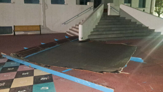 Κουφονήσι: Ο άνεμος «σήκωσε» πέργκολα και την πέταξε στο προαύλιο σχολείου (φώτος)