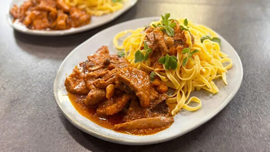 Χοιρινό με πορτσίνι και γλυκό κόκκινο κρασί (video)