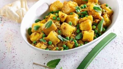 Κάρι με πατάτες και αρακά