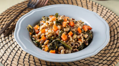 Φασόλια μαυρομάτικα με χόρτα