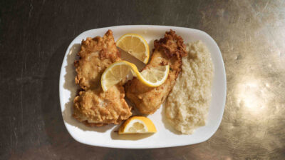 Μπακαλιάρος τηγανητός σε κουρκούτι μπίρας και σκορδαλιά