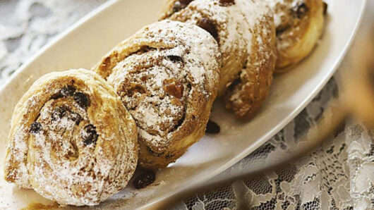 Ταχινοπιτάκια με σταφίδες