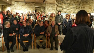 Με εξαιρετική επιτυχία τα εγκαίνια της έκθεσης «Αναμνήσεις από το Αιγαίο» του Robert McCabe στην Πάρο