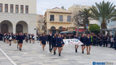 Επέτειος 25ης Μαρτίου στη Σύρο: Αντιπολεμικά μηνύματα, υψηλό φρόνημα και ελπίδα για ένα καλύτερο αύριο (φώτος+video)