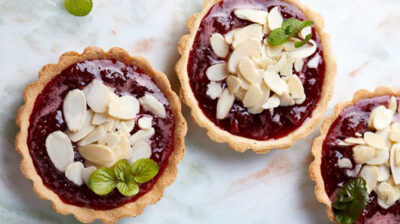 Πάστα φλώρα με μαρμελάδα φράουλα και αμύγδαλα