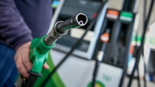 Κυκλάδες: Παρέμβαση Μιχάλη Καπίρη για την εκτίναξη της τιμής της βενζίνης στα νησιά