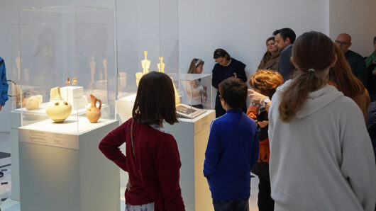Ξεναγήσεις για Οικογένειες στην έκθεση Jeff Koons: «Αφροδίτη» του Lespugue και στη μόνιμη έκθεση Κυκλαδικής Τέχνης του Μουσείου