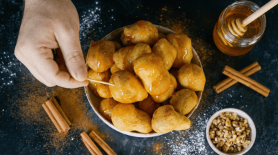 Πεντανόστιμοι λουκουμάδες με μόνο 2 υλικά (video)