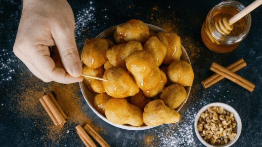 Πεντανόστιμοι λουκουμάδες με μόνο 2 υλικά (video)