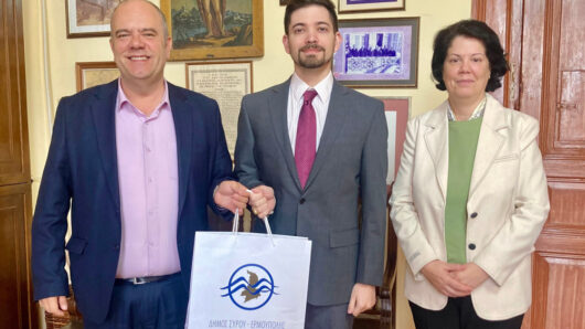 Σύρος: Συνάντηση Δημάρχου με τον Κωνσταντίνο-Παύλο Δαμαλά – Επιστροφή ιστορικής οικογένειας στην Ερμούπολη