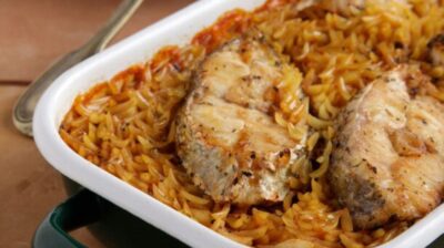 Φέτες ψαριού στον φούρνο με μανέστρα