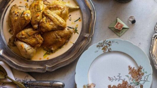 Το κοτόπουλο με άσπρη σάλτσα καβουρδιστή, από τη «Μεγάλη Χίμαιρα»