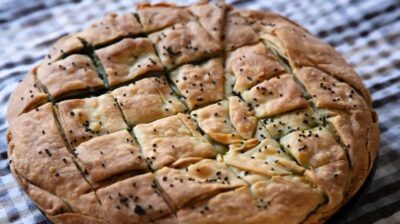 Παραδοσιακή κρεμμυδόπιτα Μυκόνου με χωριάτικο φύλλο