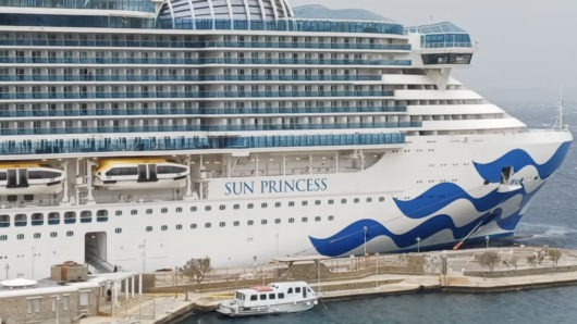 Μύκονος: Το «Sun Princess» έδεσε με ασφάλεια στο λιμάνι του Τούρλου – 4.350 επιβάτες στο νησί