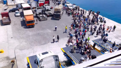 Νάξος: Μαζική άφιξη επιβατών με το Blue Star Delos – Η εντυπωσιακή μανούβρα στο λιμάνι (video)