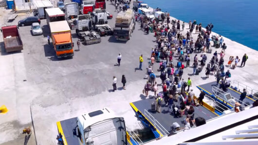 Νάξος: Μαζική άφιξη επιβατών με το Blue Star Delos – Η εντυπωσιακή μανούβρα στο λιμάνι (video)