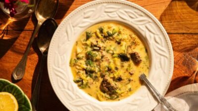 Παραδοσιακή Μαγειρίτσα με μαρούλια και ζωμό από αρνίσιο κεφαλάκι