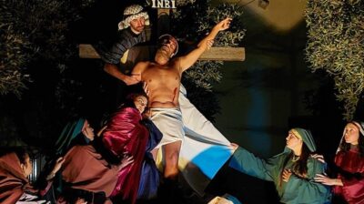 Μάρπησσα Πάρου: Βαθύ κατανυκτικό βίωμα στις Αναπαραστάσεις του Θείου Δράματος κατά την Περιφορά του Επιταφίου