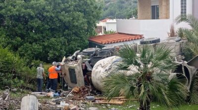 Ρόδος: Ανατροπή μπετονιέρας στην περιοχή Τρεις - Απεγκλωβίστηκε ο οδηγός