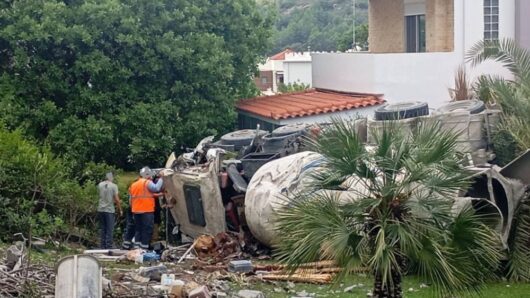 Ρόδος: Ανατροπή μπετονιέρας στην περιοχή Τρεις – Απεγκλωβίστηκε ο οδηγός