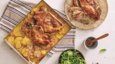 Χοιρινές μπριζόλες φούρνου με πατάτες και μπέικον