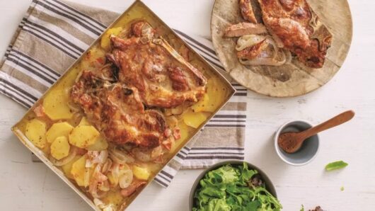 Χοιρινές μπριζόλες φούρνου με πατάτες και μπέικον