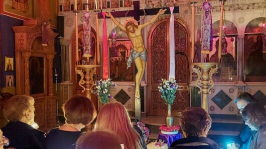 Νάουσα Πάρου: Βαθιά κατάνυξη κατά την ψαλμωδία του θρηνητικού Μοιρολογιού της Παναγιάς στον Ι.Ν. Παντάνασσας (video)