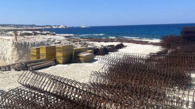 Μήλος: Πότε θα κλείσει το σκάμμα; - Δύο παράνομα κτίρια επεκτείνονται ανενόχλητα