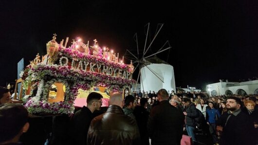 Πάρος: Περιφορά του Επιταφίου στη πρωτεύουσα του νησιού (video)