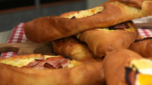 Σπιτικό πενιρλί με τυρί, αυγό και μπέικον