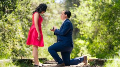 3 τρόποι να την κάνεις να σου πει μόνη της τι μονόπετρο θέλει