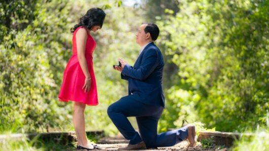 3 τρόποι να την κάνεις να σου πει μόνη της τι μονόπετρο θέλει