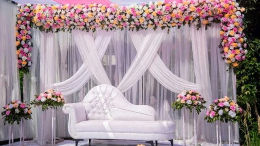 Ρομαντικός στολισμός γάμου: Φως, λουλούδια και συναίσθημα