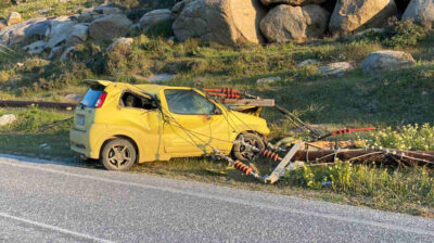 Νάξος: Τροχαίο στη Στελίδα – Αυτοκίνητο έπεσε σε κολώνα της ΔΕΗ που κατέρρευσε πάνω του (φώτος+video)