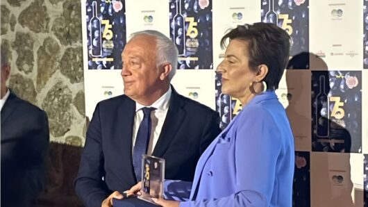 Τιμητική διάκριση στον Μάρκο Καφούρο από την ΚΕΟΣΟΕ για τη διαχρονική στήριξή του στον αμπελοοινικό κλάδο