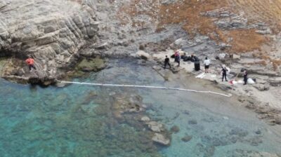 Θαλάσσια ρύπανση σε παραλία της Μυκόνου - Προήλθε από βαρέλι με πετρελαιοειδή