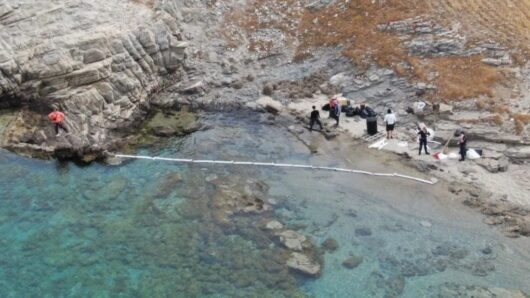 Θαλάσσια ρύπανση σε παραλία της Μυκόνου – Προήλθε από βαρέλι με πετρελαιοειδή