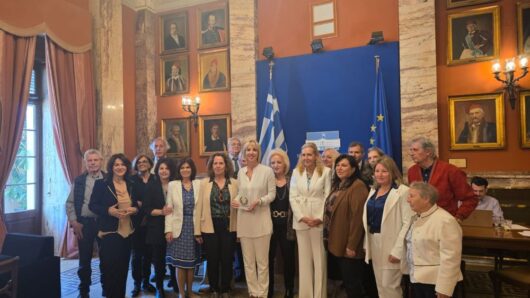 Η Κατερίνα Μονογυιού υποδέχθηκε την Αδελφότητα Ανωμεριτών Μυκόνου στη Βουλή των Ελλήνων