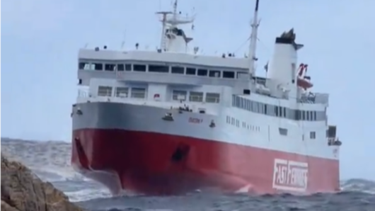 Μάχη με τα κύματα έδωσε το πλοίο «Αικατερίνη Π» στη Φολέγανδρο – Εντυπωσιακό βίντεο