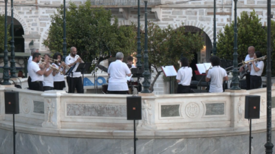 200 Χρόνια Ερμούπολη: Η Φιλαρμονική Ορχήστρα μάγεψε το κοινό σε μια βραδιά αφιερωμένη στην ιστορία και τον πολιτισμό (video)