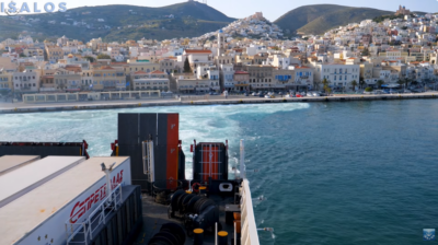 «Superfast XI»: Μανούβρα ακριβείας και μαζική επιβίβαση εκδρομέων στη Σύρο (video)