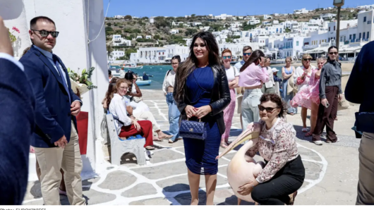 Στη Μύκονο η πρέσβης των ΗΠΑ Κίμπερλι Γκιλφόιλ – Δρακόντεια μέτρα ασφαλείας και συνάντηση με τον δήμαρχο