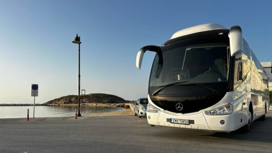 Νάξος: Minibus, μπάρες και ελεγχόμενη στάθμευση για όλους – Οι αλλαγές που έρχονται στα parking