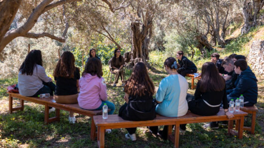 Νάξος: Μαθητές του Γυμνασίου Τριπόδων γνώρισαν το φεστιβάλ «Μια βραδιά κάτω από την ελιά» στις Κάμπονες (φώτος)
