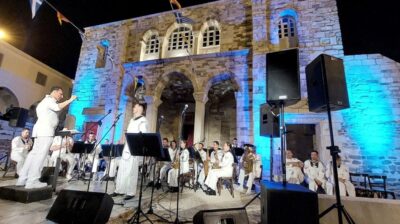 Πάρος: Μάγεψε το κοινό η Φιλαρμονική του Πολεμικού Ναυτικού στην Εκατονταπυλιανή (video)