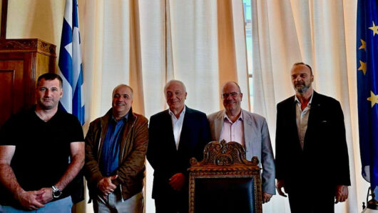 Σύρος: Στο επίκεντρο χωροταξικά, υγεία και συγκοινωνίες στη συνάντηση Αθανασίου – Καφούρου
