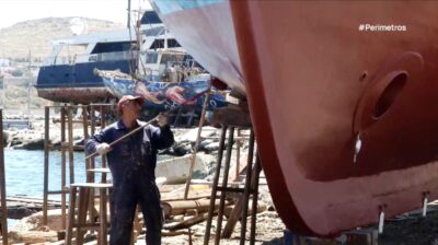 Σύρος: Ένας παραδοσιακός ταρσανάς κρατά ζωντανή την τέχνη της ξυλοναυπηγικής εδώ και ενάμιση αιώνα (video)